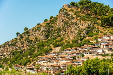Berat, Osmanlı döneminden kalma çatılar ve orman tepeleriyle dik bir yamaca tırmanıyor ve kalenin altındaki Arnavut tarihini gözler önüne seriyor.