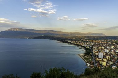 Arnavutluk 'un güneydoğusundaki Ohri Gölü boyunca uzanan Pogradec, canlı bir kıyı şeridi, yamaç mahalleleri ve panoramik bir Balkan arkaplanını ortaya çıkardı.