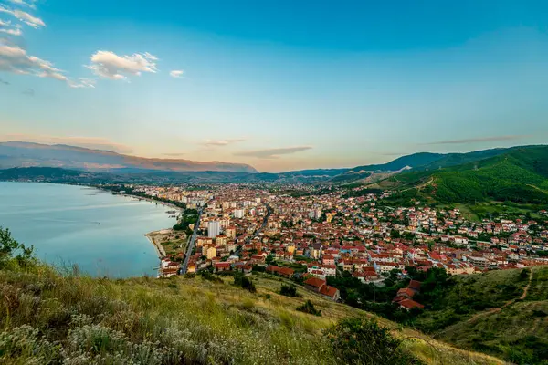 Arnavutluk 'un güneydoğusundaki Ohri Gölü boyunca uzanan Pogradec, canlı bir kıyı şeridi, yamaç mahalleleri ve panoramik bir Balkan arkaplanını ortaya çıkardı.