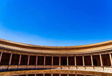 Alhambra 'daki Charles V Sarayı' nın Rönesans Taşı sütunları. Kasanın altında ve Endülüs 'ün canlı gökyüzüne karşı çerçevelenmiş.