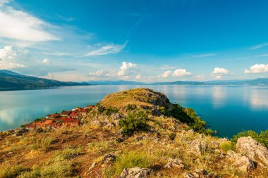 Arnavutluk 'ta Lin Köyü ve Ohri Gölü Manzarası