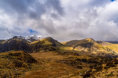 Snowdonia, Galler 'deki dramatik dağ manzarası Huysuz bir gökyüzü altında