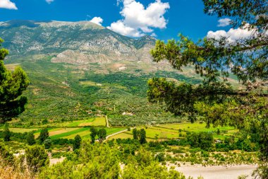 Arnavutluk 'un Tepelena kenti yakınlarındaki Vjosa Nehri ve Lush Vadisi Manzarası