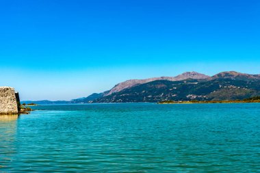 Butrint 'in Huzurlu Suları ve Dağ manzarasının Manzarası