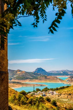 Turkuaz Gölü ve Rolling Hills ile Endülüs Kırsal Bölgesi Manzarası