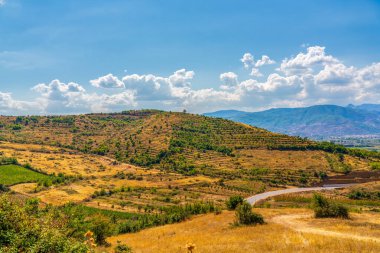 Arnavutluk 'un Pogradec kentindeki Teras Tepeleri Parlak Yaz Gökyüzü Altında