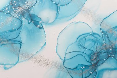 Zarif girdaplar ve şeffaf deniz mavisi ve mavi alkol katmanları içeren büyüleyici bir arka plan. Organik akışkan sanat, soğuk desenleri veya su altı akıntılarını anımsatan rüya gibi, ruhani bir doku yaratır..