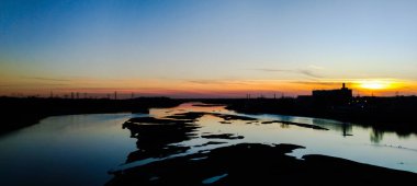 Nehrin üzerinde gün batımı