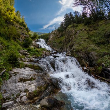 Alelacele akan alp şelalesi yeşillik kaya manzarası İtalya Vessana torrenti