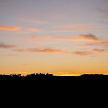 Zen alacakaranlık gökyüzü günbatımı uzak ağaç çizgilerinin siluetleri