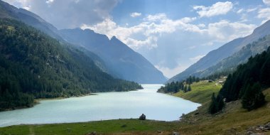 Parayer köyünden Lake Place Moulin. Eski Şapel.