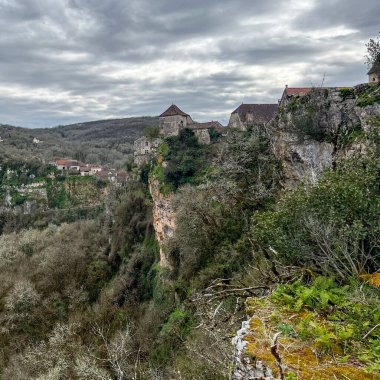 Ortaçağ köyü kireçtaşı kayalıklara tutunur gizem ve doğa örtüsüyle.