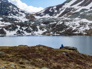 Yürüyüşçü Fontargente Gölü 'nün karlı zirvesinin nefes kesici manzarasını seviyor