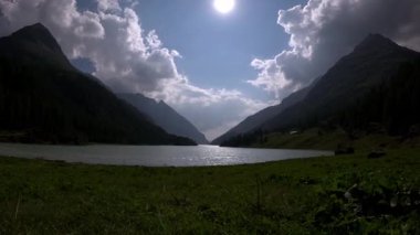 Toprak manzaralı huzurlu köpüklü su gölü yeri Moulin Aosta İtalya