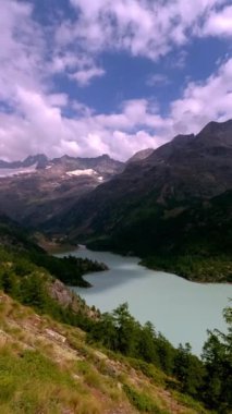 Moulin Gölü üzerindeki manzara dağ manzarası doğal güzellik.