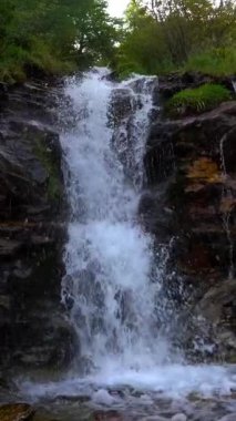 Sakin şelale. Ağır çekim. Engebeli suları vurguluyor.