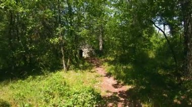 Orman yolu, eski, kuru taştan sığınağa götürür.