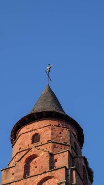 Kırmızı kumtaşı kilise kulesi Collonges la Rouge horoz rüzgar gülü.