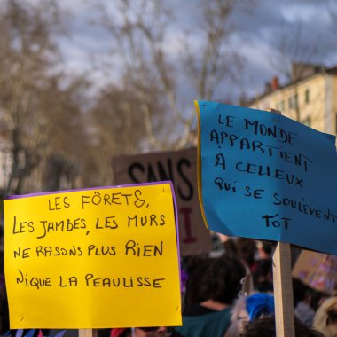 Cahors, Fransa - 8 Mart 2025: Kadın hakları yürüyüşüne feminist protesto işaretleri