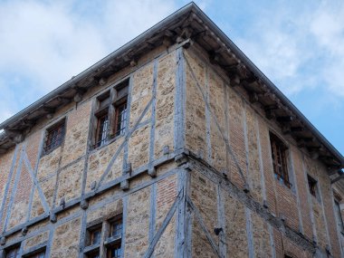 Ortaçağ Fransız mimari kerestesi Cahors 'ta kırsal dokuyu çerçeveliyor