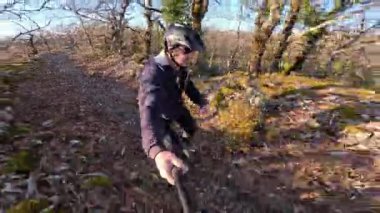 Dağ Tek Bisiklet Turu İlkbaharda Engebeli Yapraklı Orman Yolu 'nda