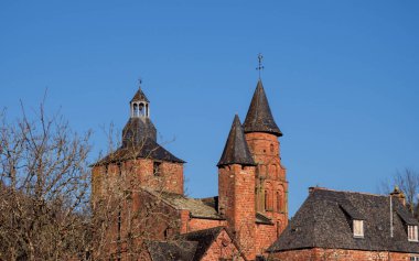 Collonges la Rouge 'daki Tarihi Kırmızı Kum Taşı Mimarisi ve Döşeme Çatı