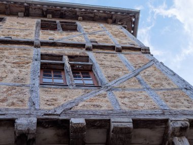 Taştan duvarları ve Cahors 'ta kirişleri olan taşralı eski bir ev.