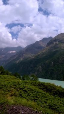 İtalya Alplerinde yaz mevsiminde Lac de Place Moulin 'in panoramik manzarası