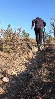 Rocky Yolu 'nda Yürüyen Adam Kırsal Yaban Hayatı Sahnesinde Tek Bisikleti İtiyor