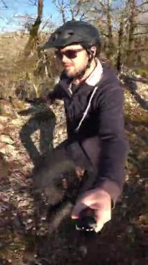 Sessiz Orman Yolu Altında Tek Bisikletli Adam Açık Gökyüzünün Altında