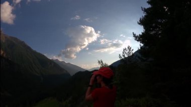 Kadın Fotoğrafçı Gün batımında Bionaz 'da Alp Manzarası Yakalıyor