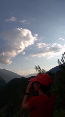Kadın fotoğrafçı Framing Mountain View in Bionaz at Dusk