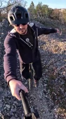 Yapraksız Orman 'da Aksiyon Kamerası POV' uyla Tek Bisikletli Sürücü