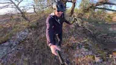 Parlak Öğleden Sonra Işığında Tek Bisikletli Adam Kayalık Orman Yolu 'nda