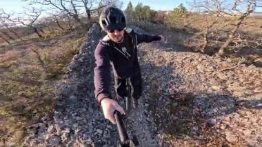 Kayalık Orman Yolu 'nu Tek Bisikletli Adam Kamera ile Çekim Yaparken