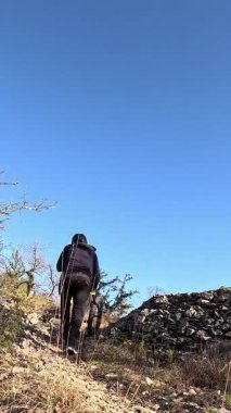 Otantik Fransız kırsal keşifleri alternatif seyahat yöntemleri ve geleneksel Occitanie manzaralarıyla bağlantı sergiliyor