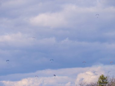 Çoklu pilotlar, Occitanie 'nin yamaç paraşütü, macera turizmi ve ekstrem spor meraklıları için cazibesini gösteriyor..