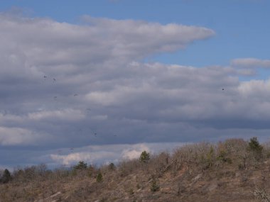 Büyüleyici Occitanie manzarası üzerindeki muhteşem yamaç paraşütü macerası nihai özgürlük ve açık hava yaşam tarzını gözler önüne seriyor. Macera turizminin mükemmel bir temsili, ekstrem spor heyecanı ve güzel Fransız kırsalında uçmanın heyecanı..