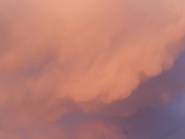 Altostratus bulutlarının ılık pembe ve lavanta renginde çekilmiş bir fotoğrafı. Soyut bileşim, çerçeve boyunca resmedilmiş bir görsel ritim oluşturarak doku ve tonsal harmanlamayı vurgular..