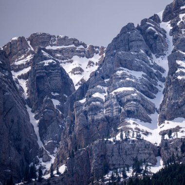 Dikey dramatik duvarları ve karla yükselen kireçtaşı dağı ekstrem sporlar, dağcılık ve macera turizmi için ideal olabilir.