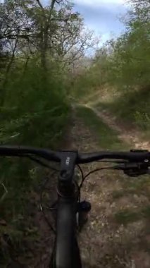 Gizemli Fransız kireçtaşı arazisinde destansı bir tırmanış. Lot kırsalındaki tırmanış macerasında azim ve fetihlerin sanatsal yolculuğu.