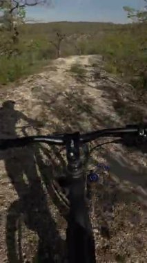 Antik kireçtaşı arazisinde engin dağ bisikleti navigasyonu. Fransız kırsalının keşfi ve keşfi için sanatsal gidon perspektifi.