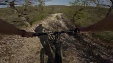 Lot, Fransa 'da dinamik dağ bisikleti deneyimi ve gidon perspektifi. Açık hava macerası ve Fransız turizm pazarlama içeriği için ideal.