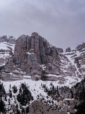 Karla kaplı Serra del Cadi 'de yüksek bir kaya oluşumu olan Roca Verda' nın çarpıcı manzarası, açık hava maceraları ve dağ seyahatleri için mükemmel..