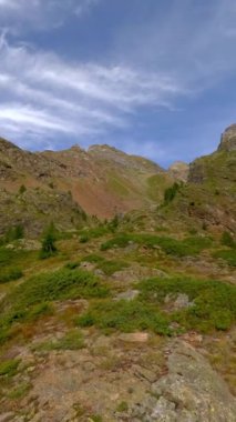 Evcilleştirilmemiş vahşi doğanın özünü yakalamak ve geniş, görkemli bir dağ manzarası içinde bulunan sınırsız özgürlük hissi..