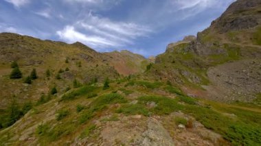 Çarpıcı bir dağ manzarasının geniş panoramik videosu, seyahat promosyonları, açık hava macera içeriği ve doğa odaklı projeler için mükemmel..