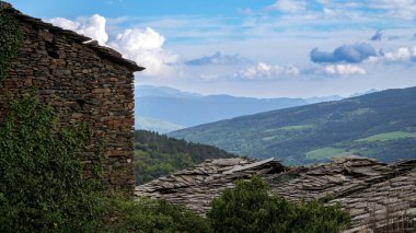 İspanya 'nın Sendes kentindeki taş mimariye acımasızca sarılışının resimli bir sahnesi güzel bir dağ zeminine kurulmuştur.