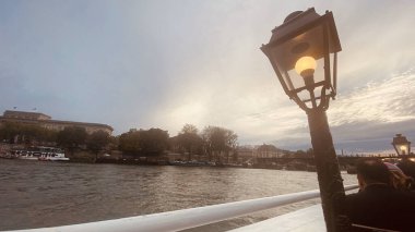 Çok güzel ve parlak bir yer..