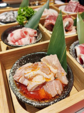 Çeşitli Çin yemekleri seti. Çin eriştesi, kızarmış pirinç, hamur tatlısı, pekin ördeği, Çin böreği, Çin böreği..