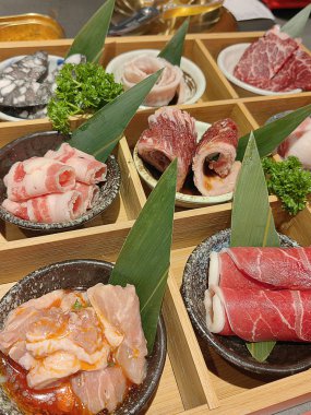 Çeşitli Çin yemekleri seti. Çin eriştesi, kızarmış pirinç, hamur tatlısı, pekin ördeği, Çin böreği, Çin böreği..